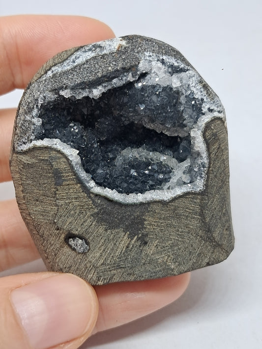 Calcedonia negra en geoda de basalto (Nashik) | Cristal natural | Ejemplar mineral n.° BC16