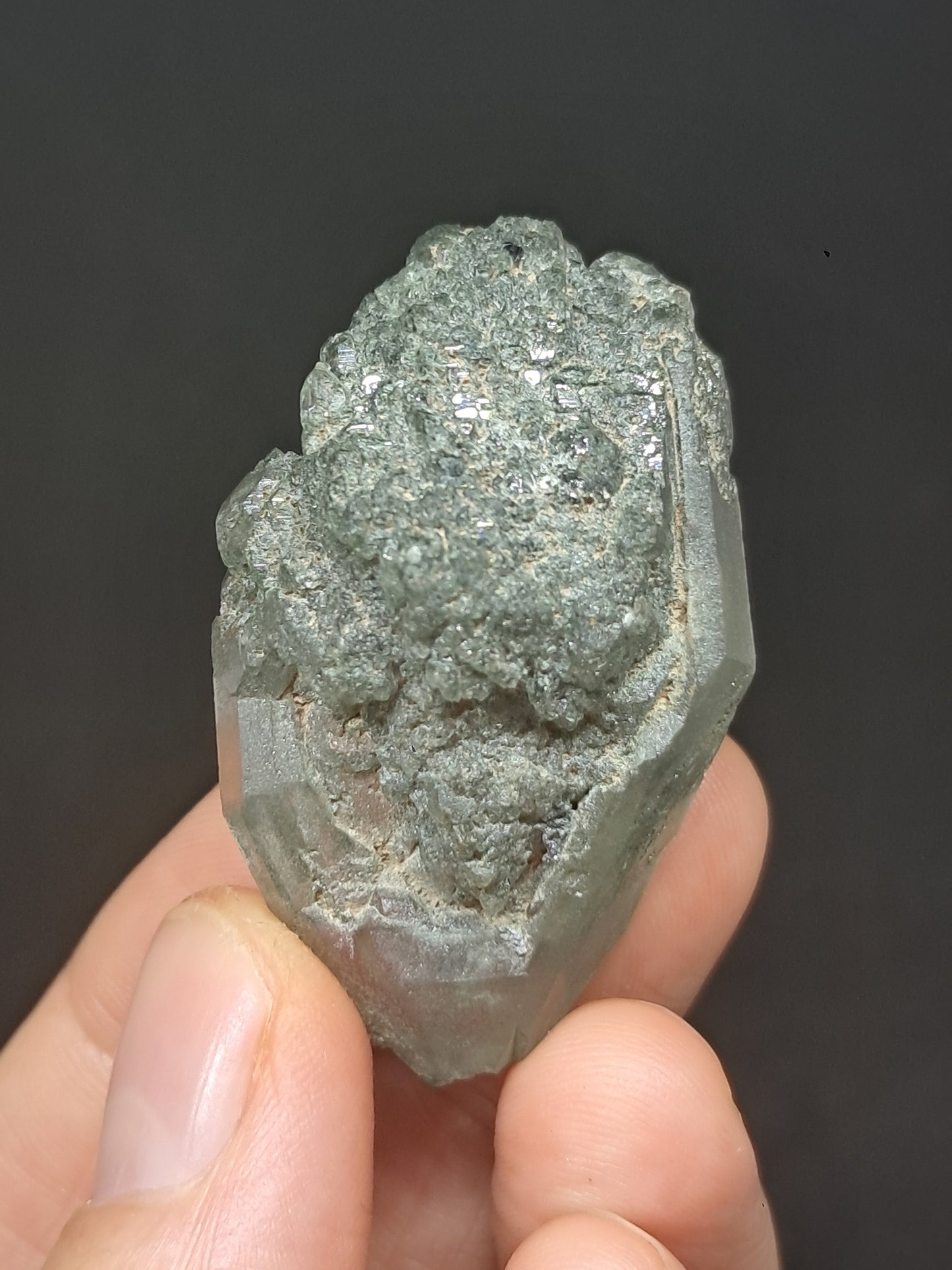 Punta de Cuarzo Clorita sobre Drusa de Cuarzo con Hematita (piedra natural no preciosa) #CQ6