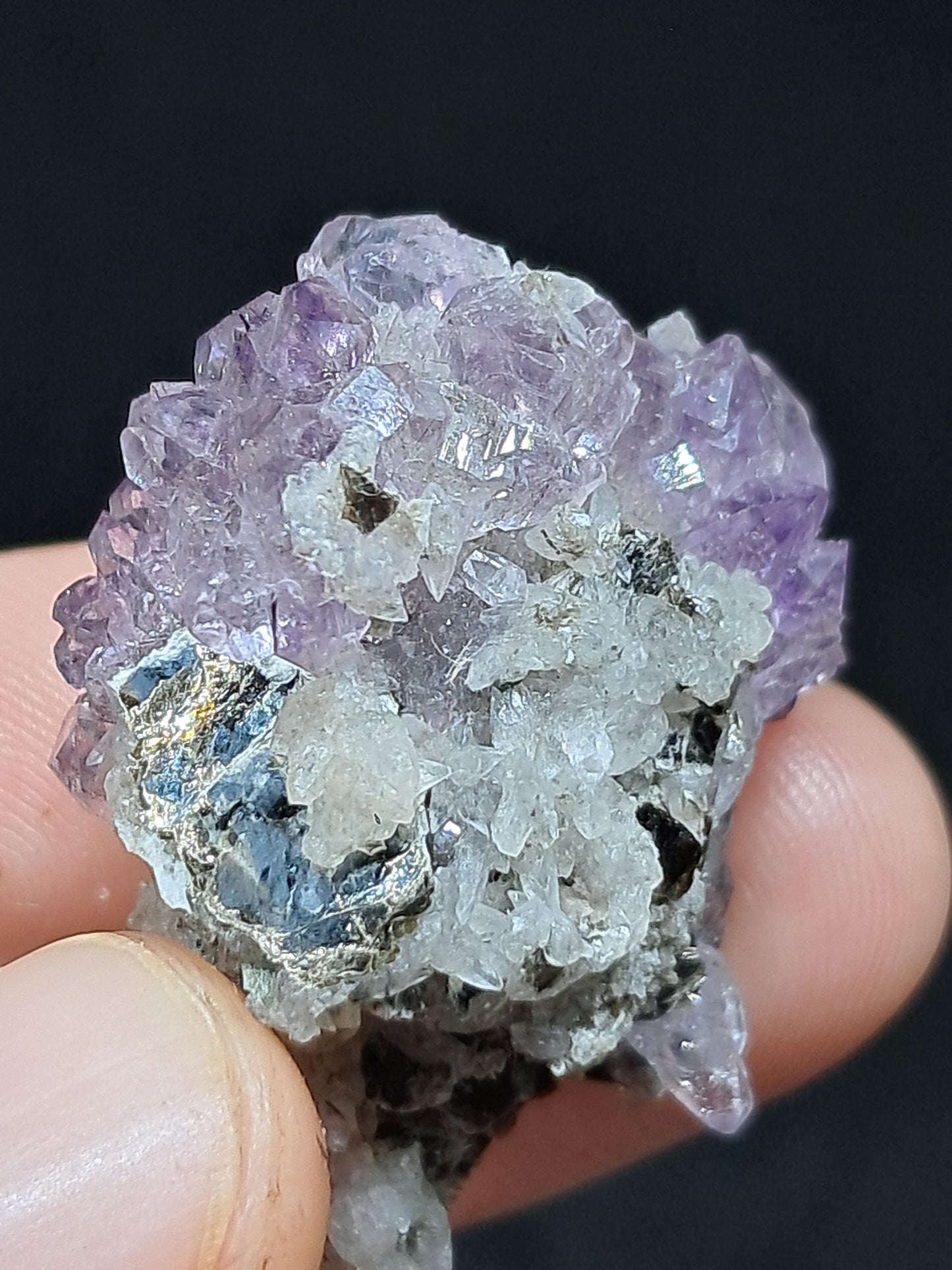 Cúmulo de amatista en matriz de albita y mica (Karur) | Cristal en bruto | Piedra natural | Ejemplar mineral n.° KA107