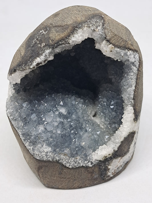 Calcedonia gris/azul en geoda de basalto (Nashik) | Cristal natural | Ejemplar mineral n.° BC10