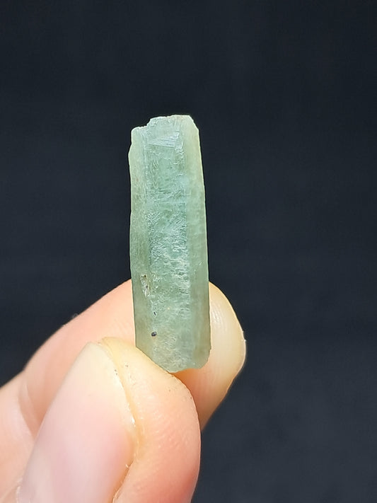 Aguamarina (Karur) Cristal hexagonal en bruto | Ejemplar mineral n.° AQM25