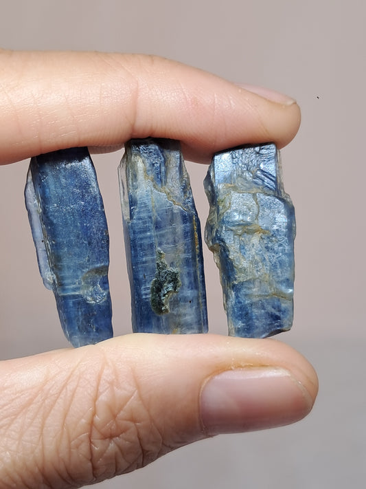 Conjunto de 3 cristales naturales de cianita azul (Nepal) n.° KY24