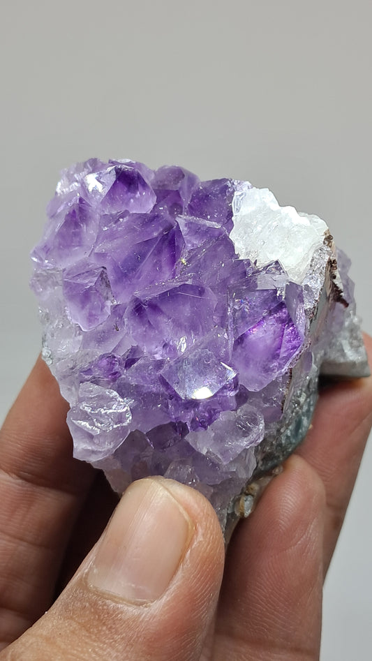 Amatista morada profunda con calcita reactiva a los rayos UV (Brasil) | Drusa natural | Espécimen mineral #AMB8