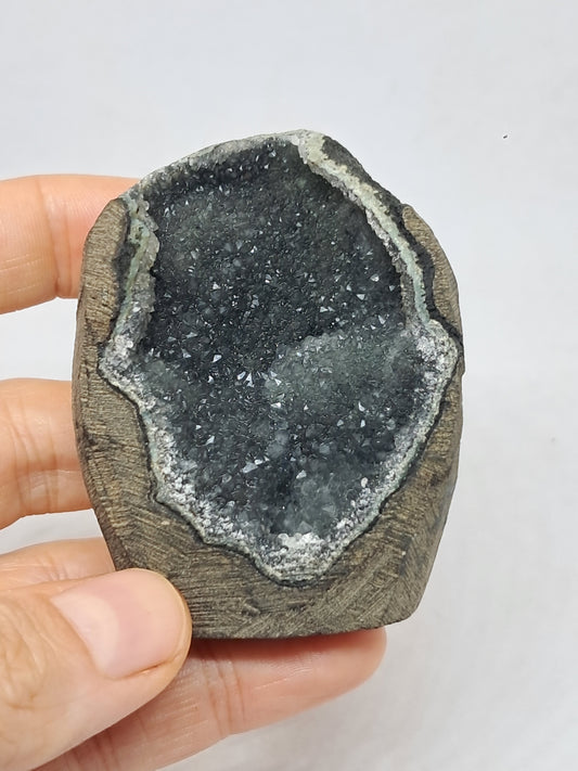 Calcedonia negra en geoda de basalto (Nashik) | Cristal natural | Rocas #BC17
