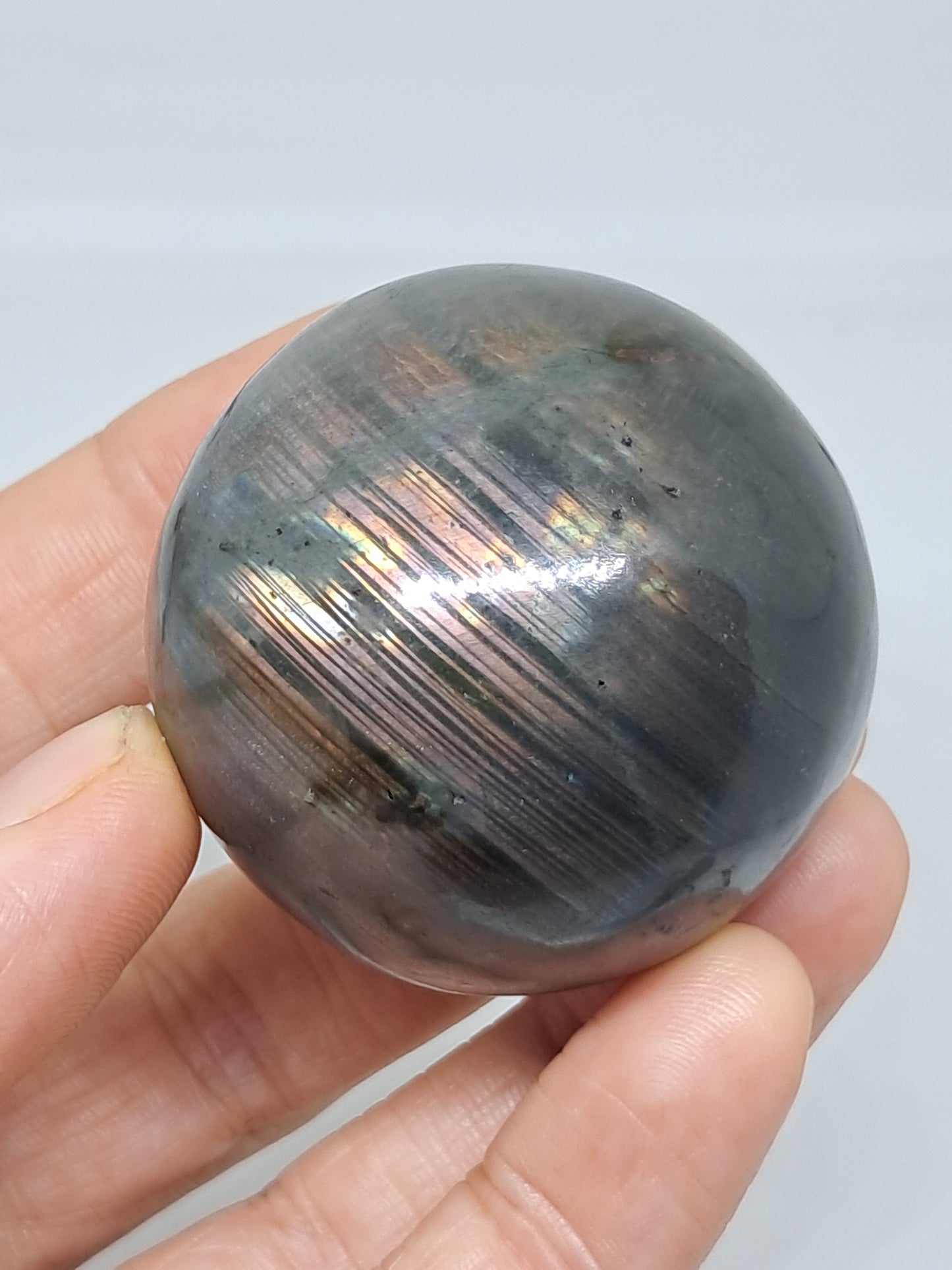 Esfera de labradorita (Madagascar) | Destellos rosas y morados | Piedra pulida #LB10