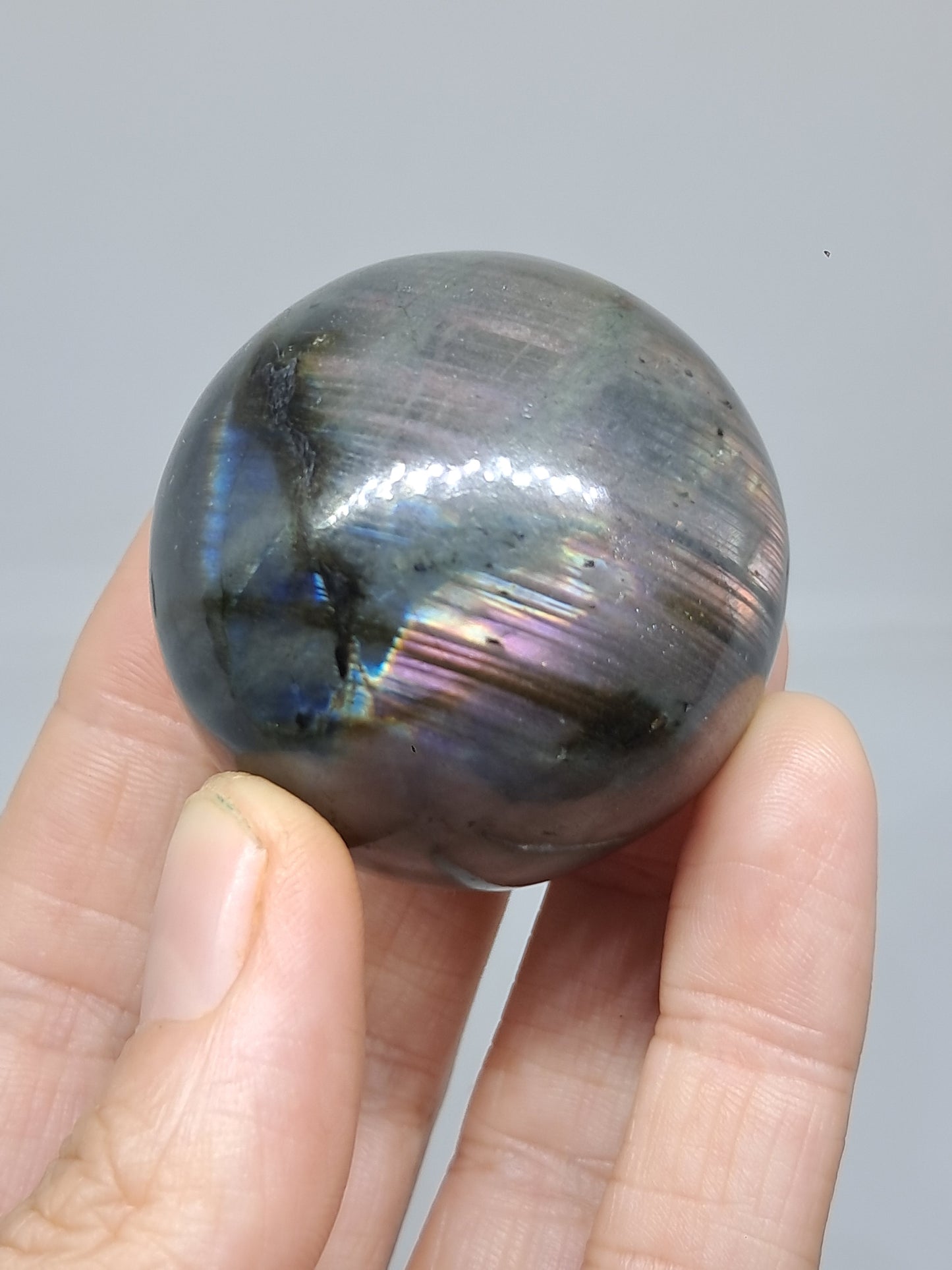 Esfera de labradorita (Madagascar) | Destellos rosas y morados | Piedra pulida #LB10
