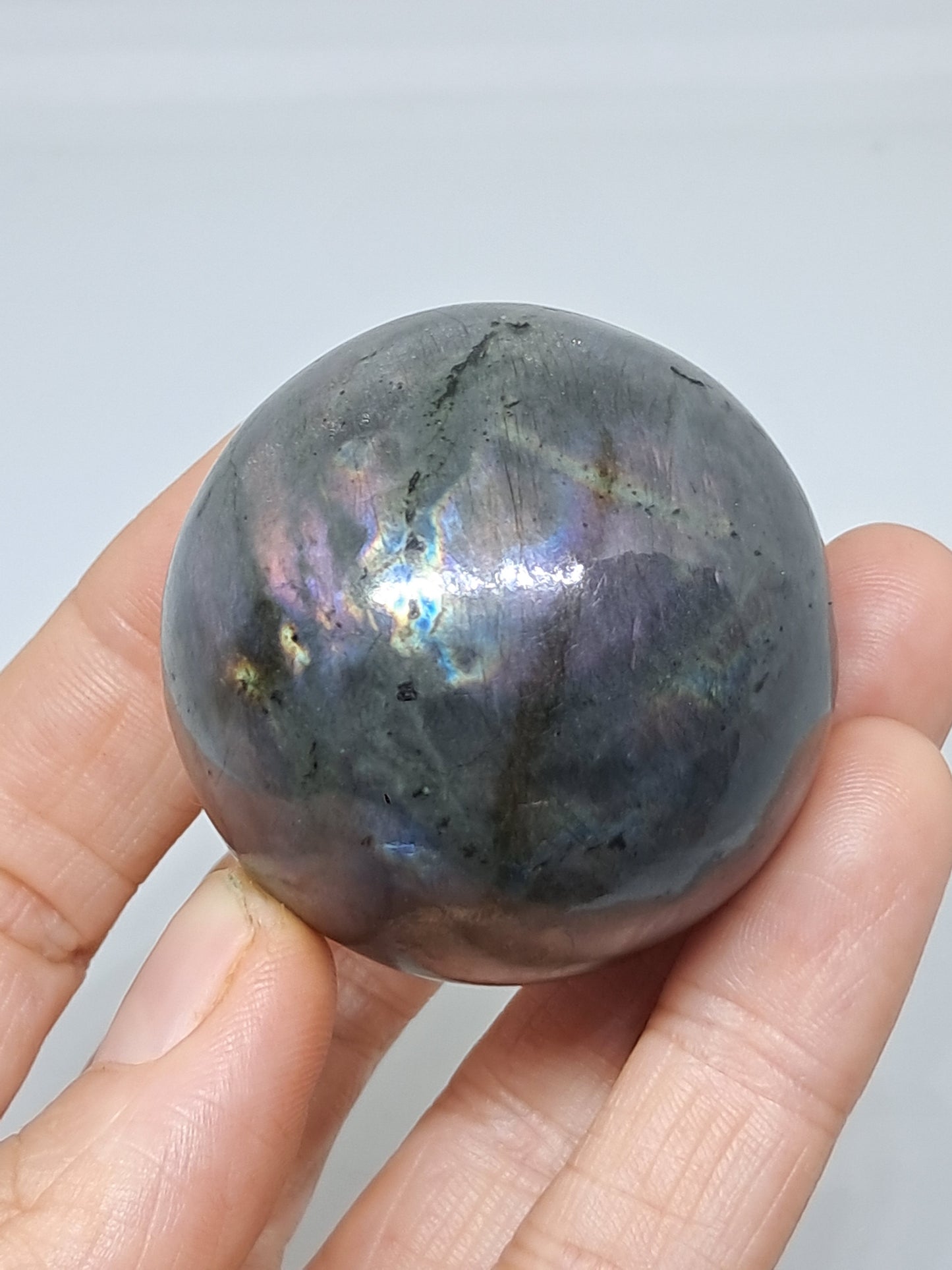 Esfera de labradorita (Madagascar) | Destellos rosas y morados | Piedra pulida #LB10