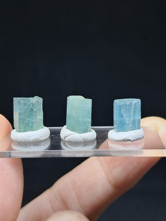 Conjunto de 3 Aguamarinas (Karur) Cristales Hexagonales en Bruto | Ejemplar Mineral n.° AQM36