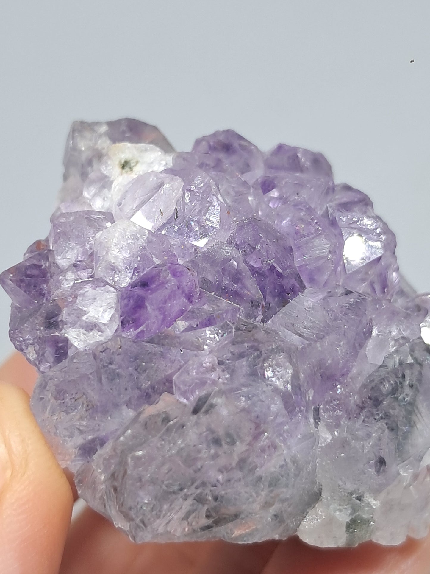 Amatista Elestial sobre matriz de hematita, goethita y calcedonia (Karur) | Cúmulo de cristales | Piedra natural | Ejemplar mineral n.° KA98