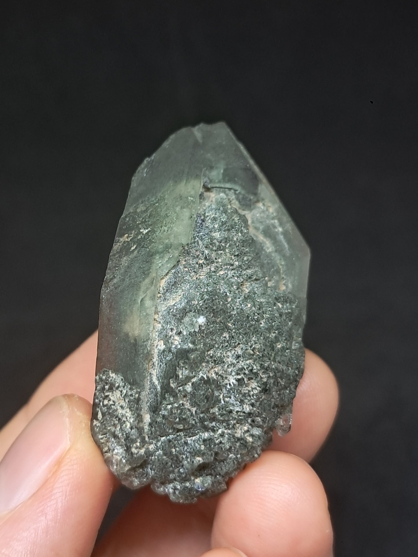 Punta de Cuarzo Clorita sobre Drusa de Cuarzo con Hematita (piedra natural no preciosa) #CQ6