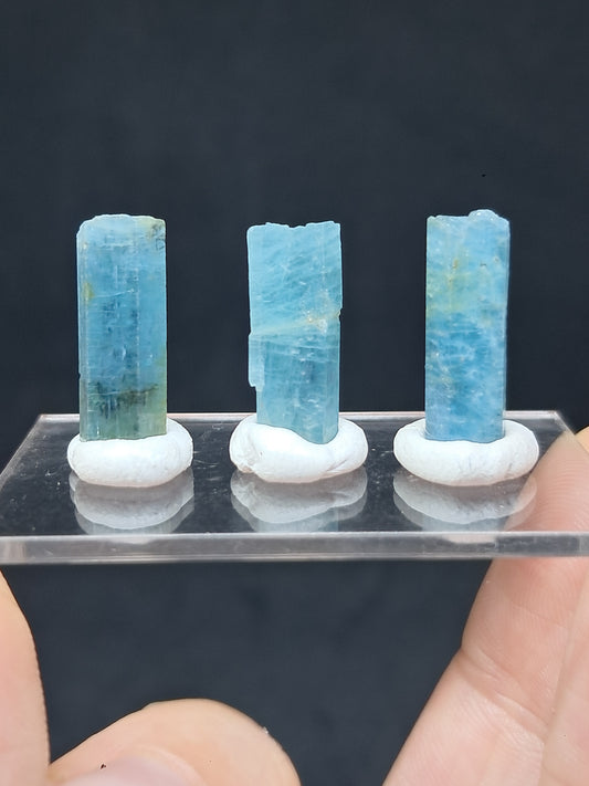Conjunto de 3 Aguamarinas (Karur) Cristales Hexagonales en Bruto | Ejemplar Mineral n.° AQM27