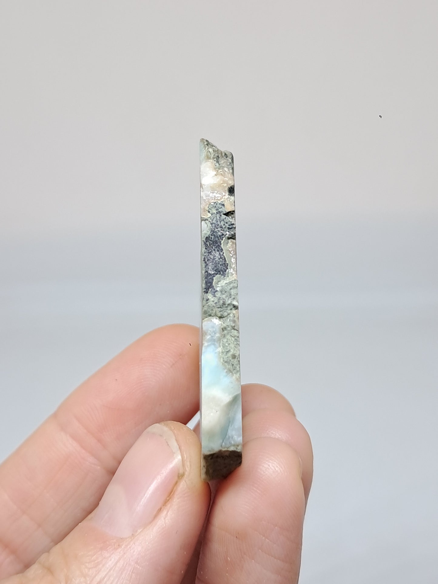 Larimar en rebanadas (República Dominicana) Piedra en bruto | Roca natural n.° LM23