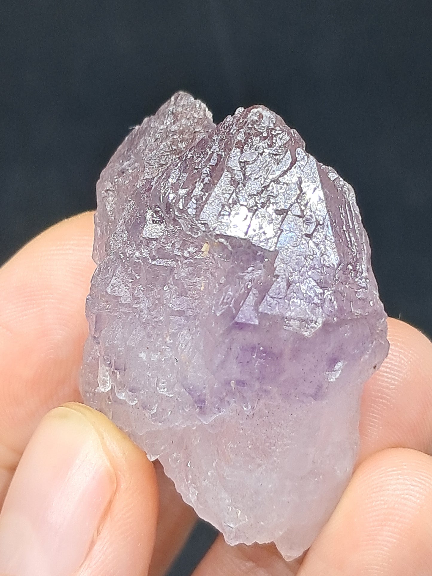 Punta de cristal de amatista grabada con cetro maclado (Karur) | Piedra natural | Ejemplar mineral n.° KA91