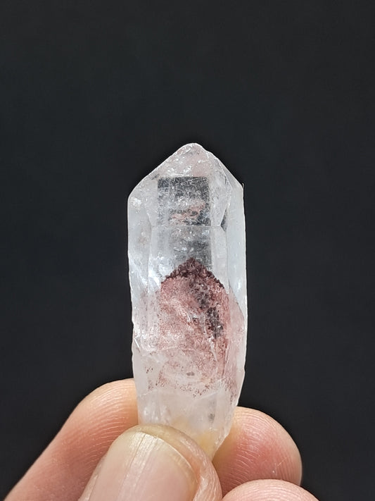 Punta de cristal natural de cuarzo fantasma hematita (Telangana) | Ejemplar mineral n.° HPQ28