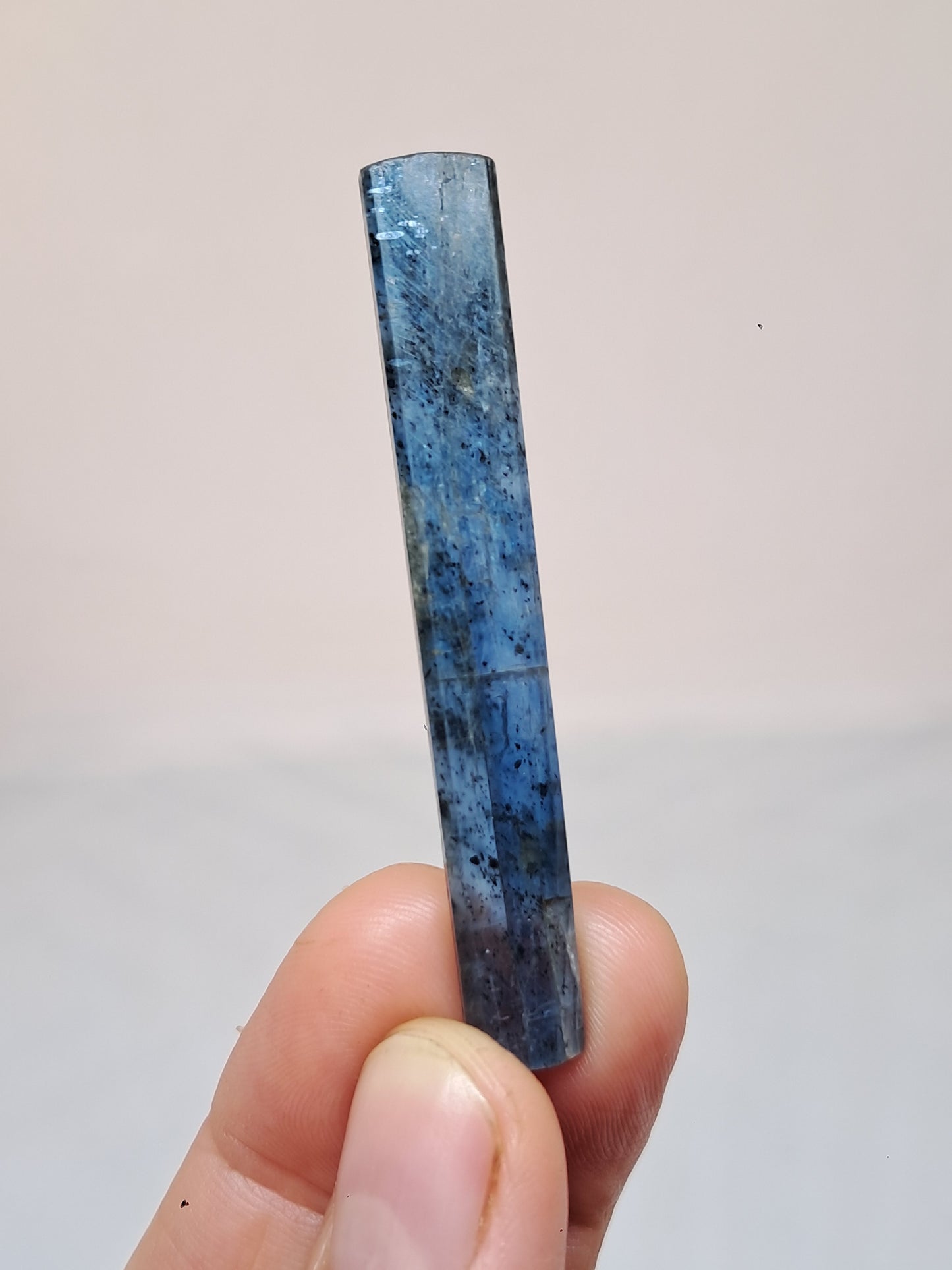 Cianita azul océano (Nepal) Cristal natural pulido n.° KY20