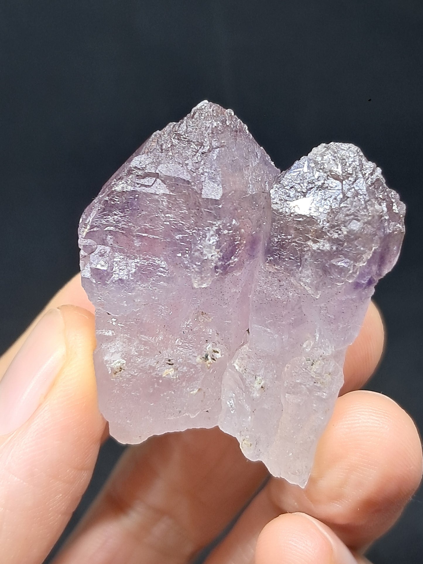 Punta de cristal de amatista grabada con cetro maclado (Karur) | Piedra natural | Ejemplar mineral n.° KA91