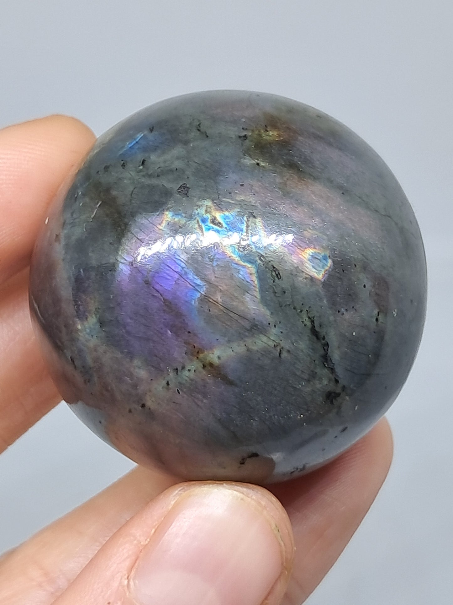 Esfera de labradorita (Madagascar) | Destellos rosas y morados | Piedra pulida #LB10