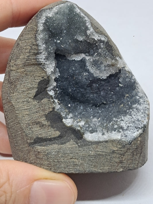 Calcedonia negra en geoda de basalto (Nashik) | Cristal natural | Minerales y fósiles #BC18