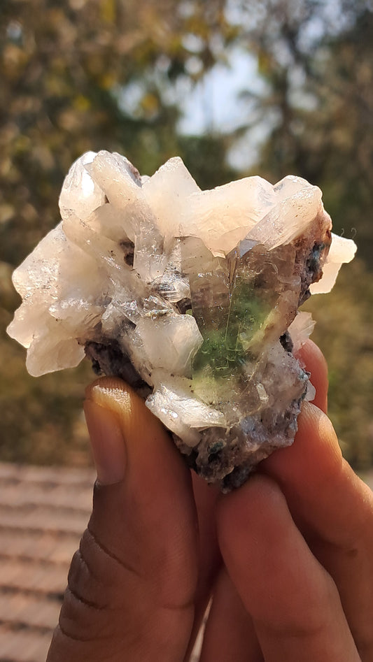 Apofilita verde (Fluorapofilita) con Estilbita en matriz (Ajanta) Cristal natural | Espécimen mineral #GA20