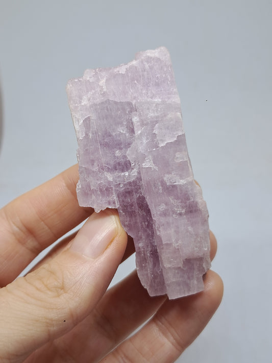 Cristal de kunzita en bruto (Madagascar), piedra natural en bruto | Ejemplar de espodumena n.° KZ1