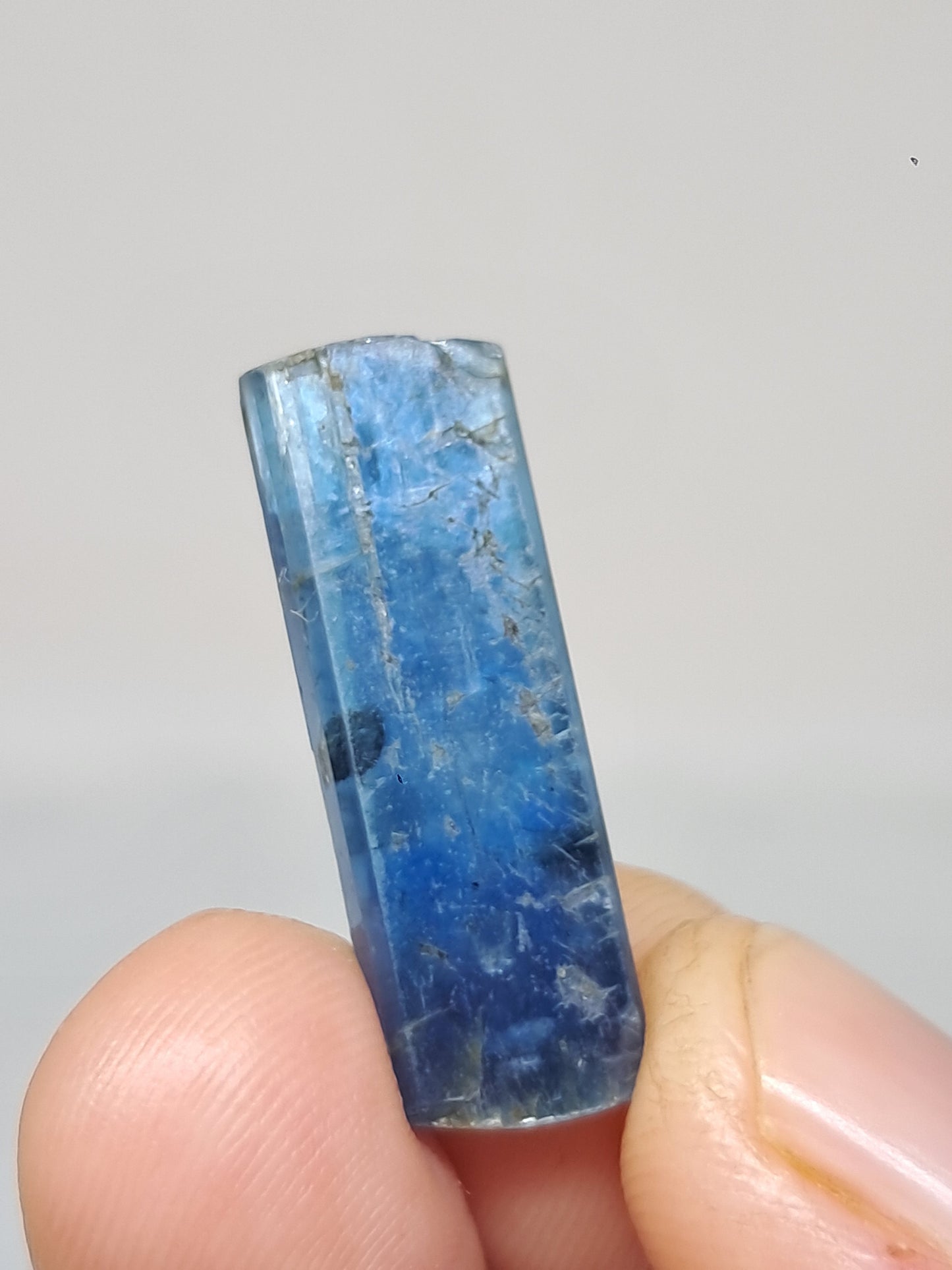 Cianita azul (Nepal) Cristal natural pulido n.° KY15