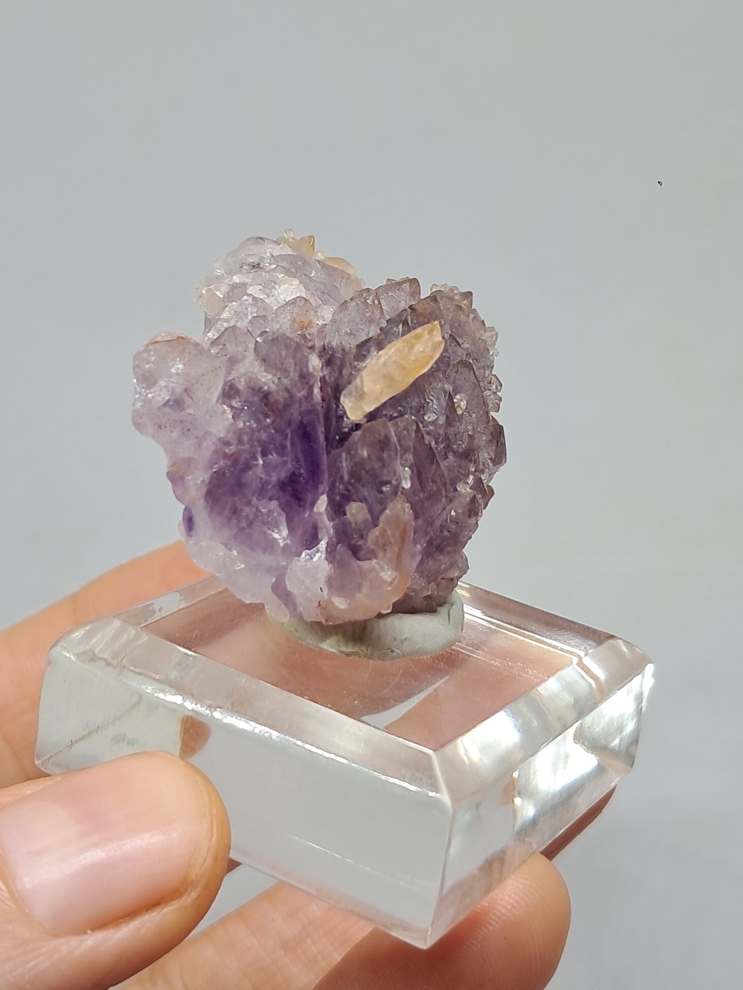Amatista en forma de cetro con calcita reactiva a los rayos UV (Karur) | Cristal en bruto | Piedra natural | Ejemplar mineral n.° KA131