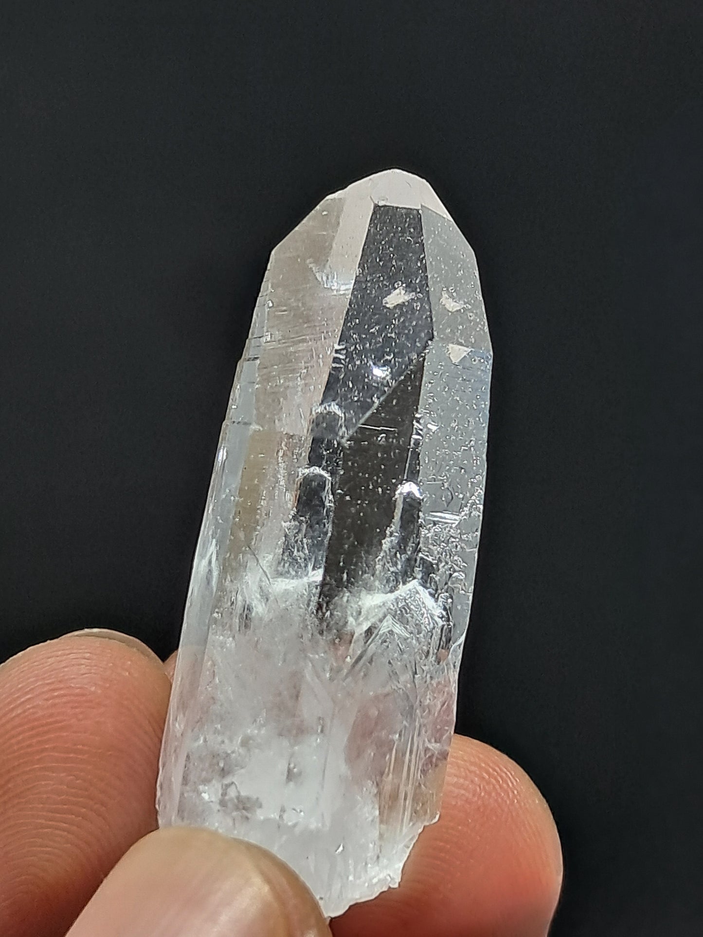 Cristal prismático de cuarzo transparente (Santander, Colombia) Punta natural | Ejemplar mineral n.° COQ24