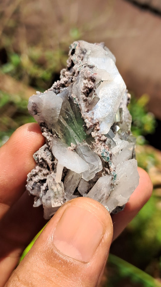Apofilita verde (Fluorapofilita) en matriz (Ajanta) Cristal natural | Muestra mineral #GA22