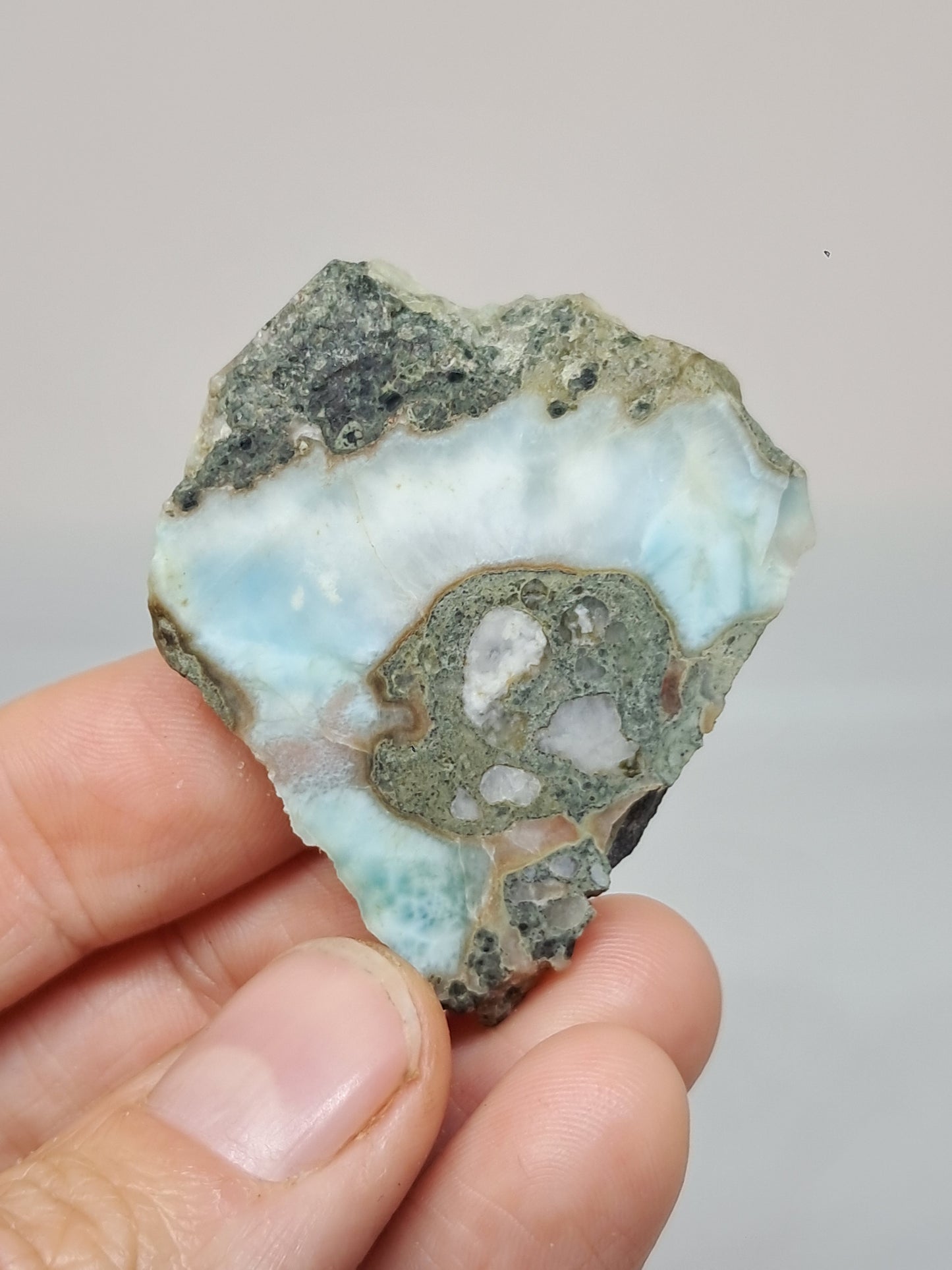 Larimar en rebanadas (República Dominicana) Piedra en bruto | Roca natural n.° LM23