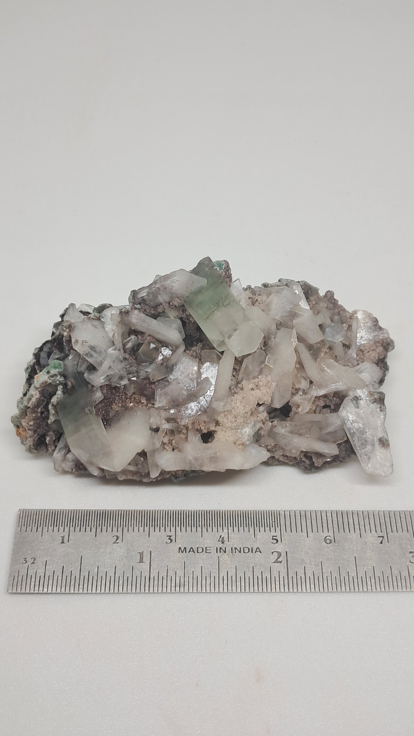 Apofilita Verde (Fluorapofilita) con Estilbita en Matriz (Ajanta) Cristal Natural | Muestra Mineral #GA17