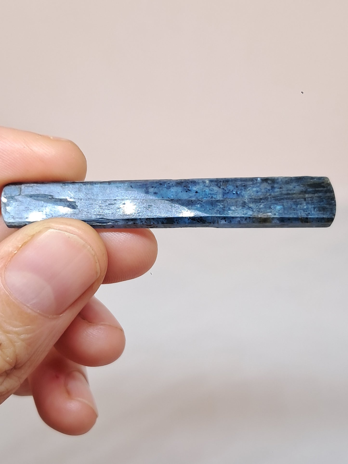 Cianita azul océano (Nepal) Cristal natural pulido n.° KY20