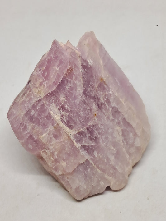 Cristal de kunzita en bruto (Madagascar), piedra natural en bruto | Espécimen de espodumena n.° KZ2