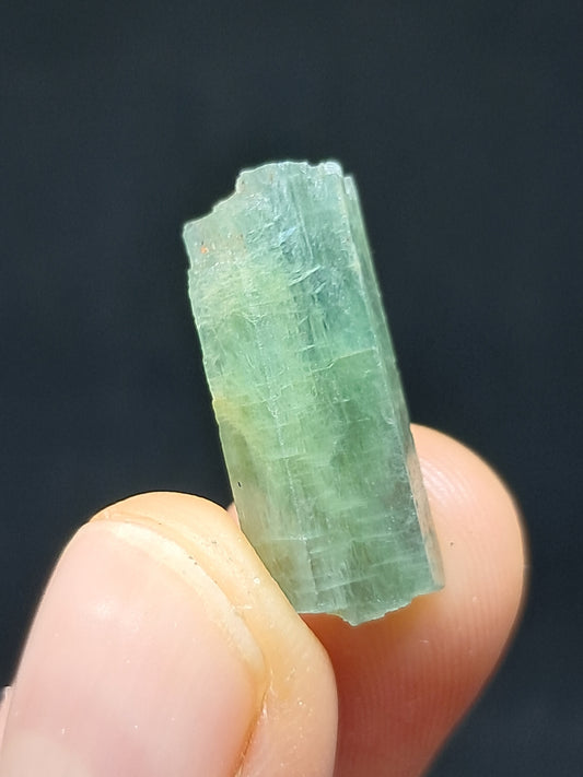Aguamarina (Karur) Cristal hexagonal en bruto | Ejemplar mineral n.° AQM23