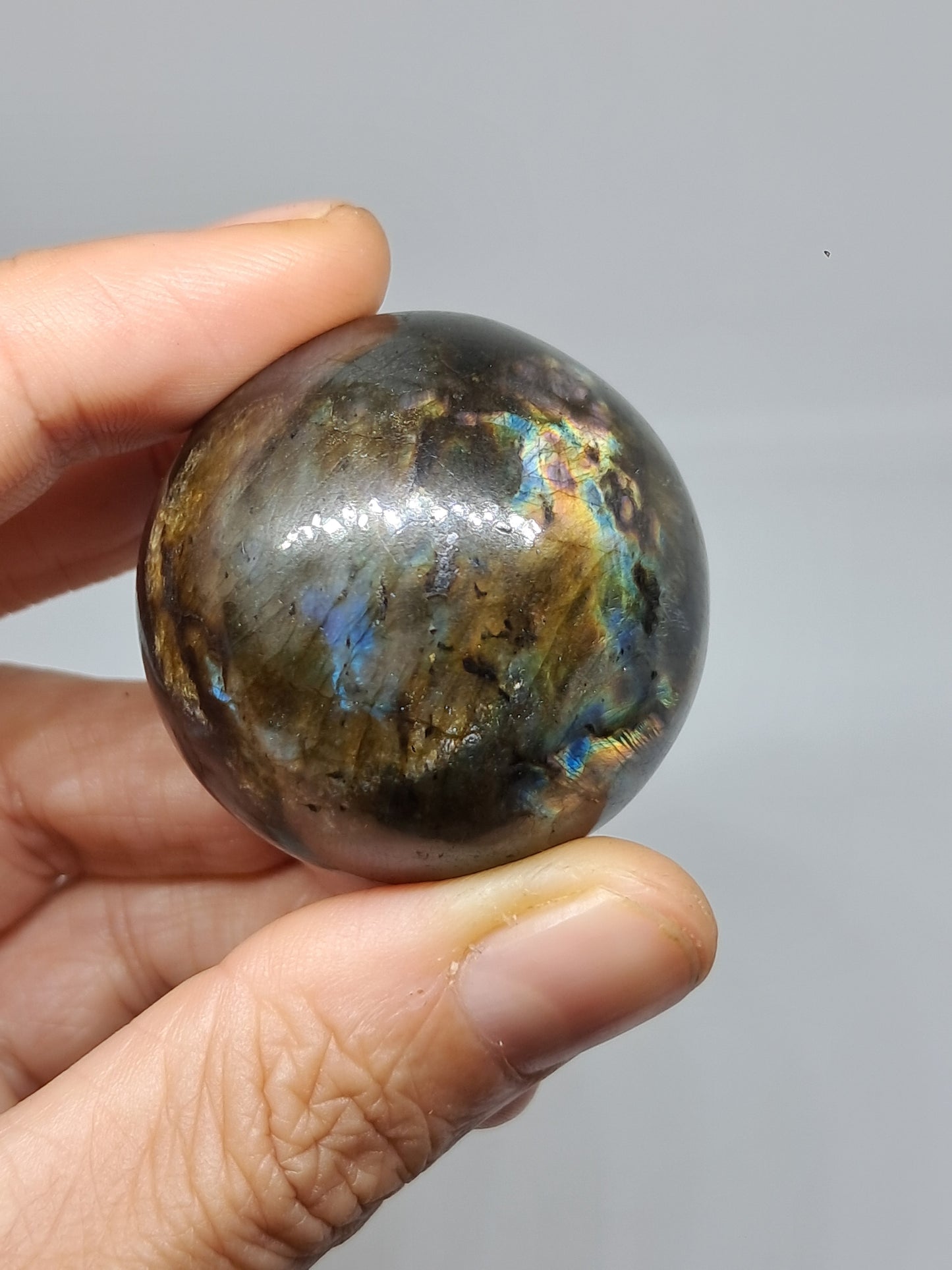 Esfera de labradorita (Madagascar) | Fogonazo intenso | Piedra pulida #LB12
