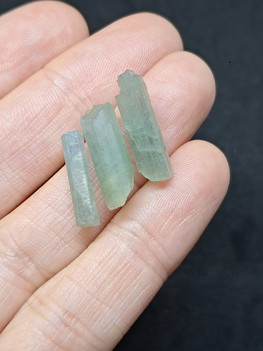 Conjunto de 3 Aguamarinas (Karur) Cristales Hexagonales en Bruto | Ejemplar Mineral n.° AQM34