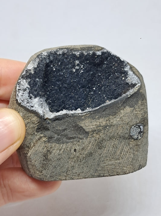 Calcedonia negra en geoda de basalto (Nashik) | Cristal natural | Ejemplar mineral n.° BC19