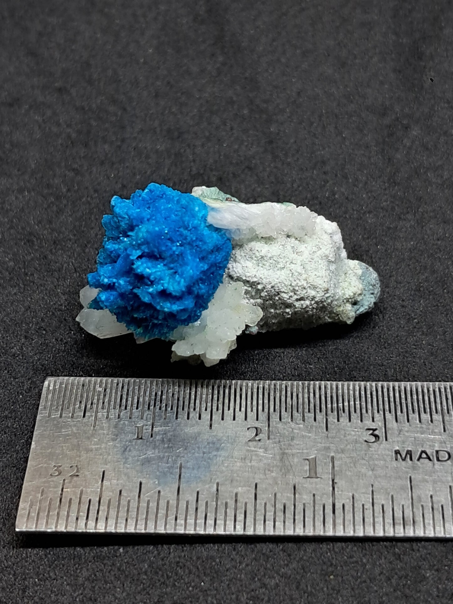 Pentagonita con estilbita sobre matriz de heulandita (wagholi), piedra en bruto | Cristal natural | Ejemplar mineral raro n.° CV27