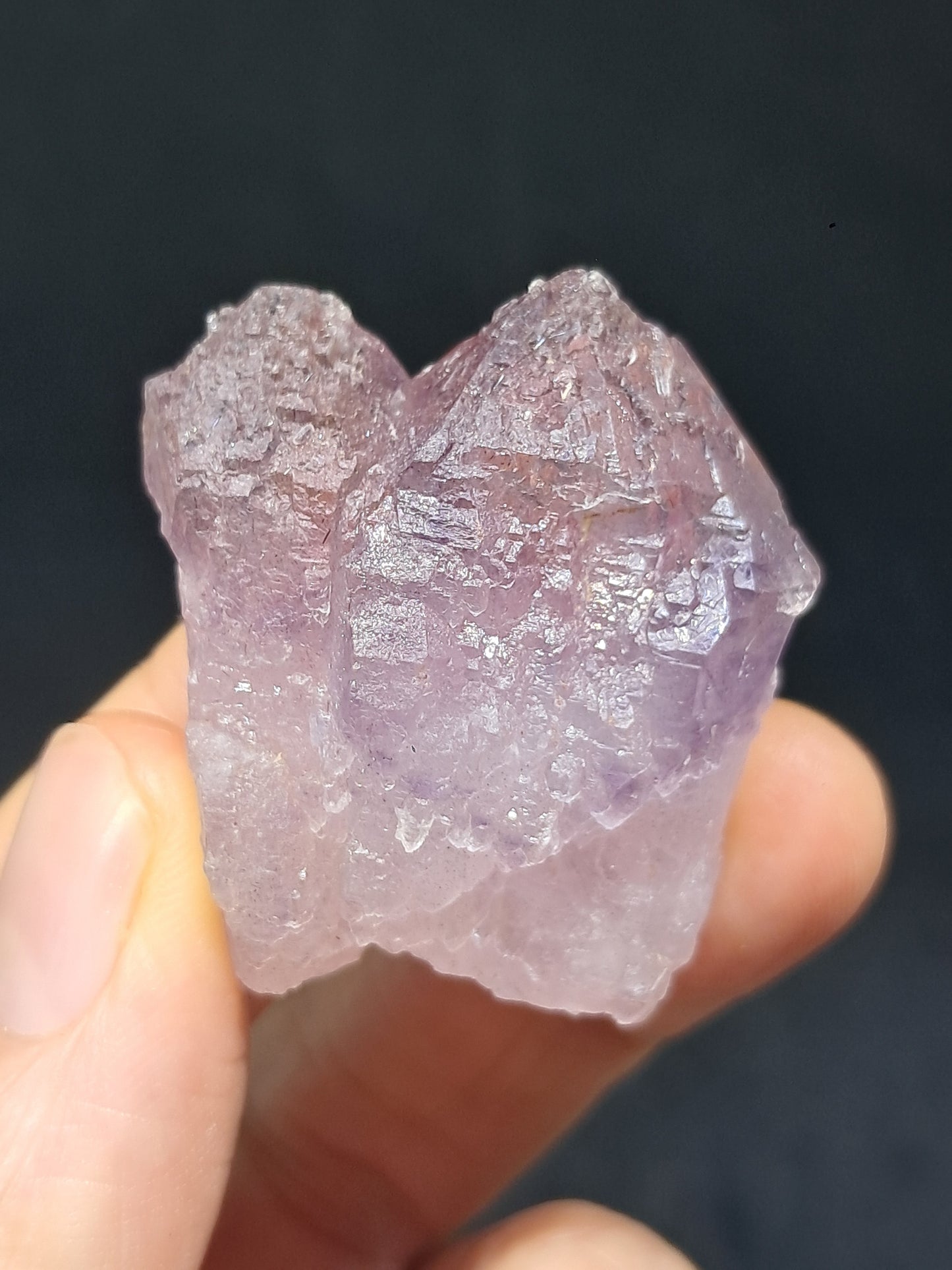Punta de cristal de amatista grabada con cetro maclado (Karur) | Piedra natural | Ejemplar mineral n.° KA91