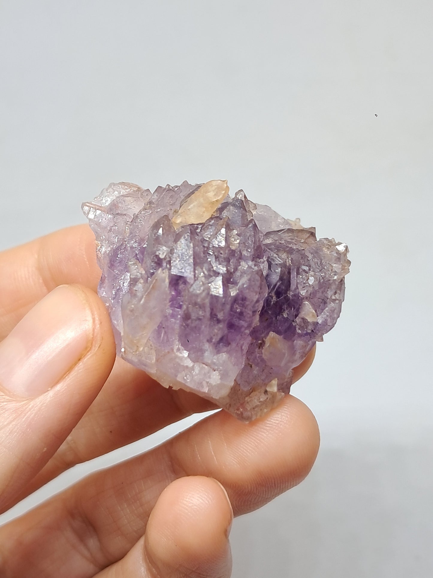 Amatista en forma de cetro con calcita reactiva a los rayos UV (Karur) | Cristal en bruto | Piedra natural | Ejemplar mineral n.° KA131
