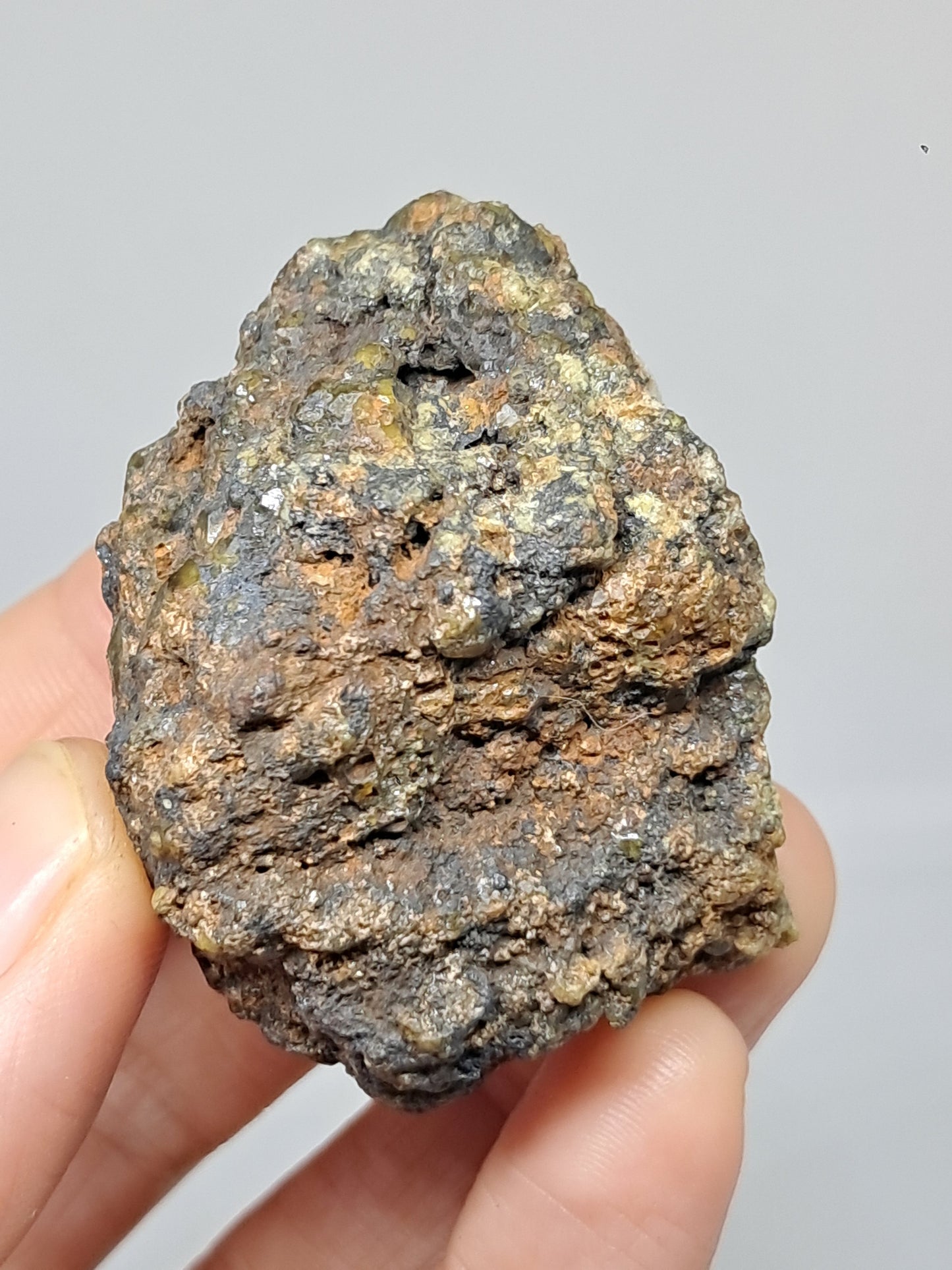 Cúmulo de granate verde en matriz (México) | Cristal en bruto | Ejemplar mineral n.° GR16