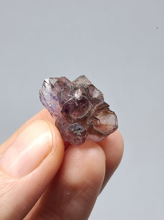 Cúmulo de amatista cetro con inclusiones Super Seven y formación de panal (Karur) | Cristal en bruto | Piedra natural | Ejemplar mineral n.° KA135