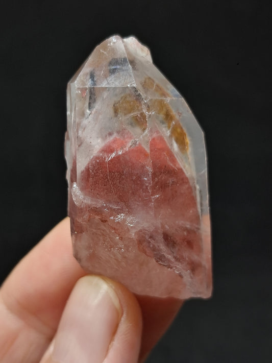 Punta de cristal natural de cuarzo fantasma hematita (Telangana) | Ejemplar mineral n.° HPQ15