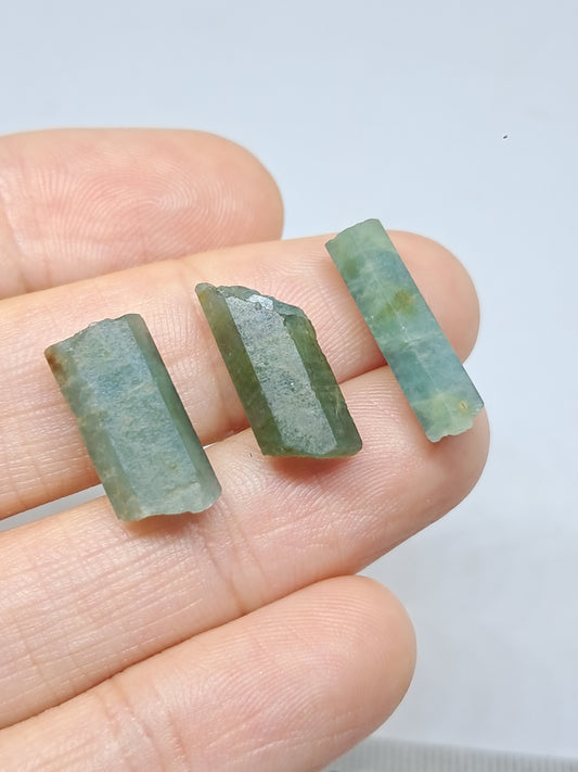Conjunto de 3 Aguamarinas (Karur) Cristales Hexagonales en Bruto | Ejemplar Mineral n.° AQM30