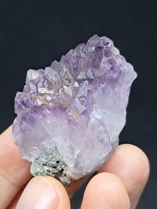 Amatista en racimo con cristal de hematita (karur) y cuarzo morado | Piedra natural | Ejemplar mineral n.° KA89