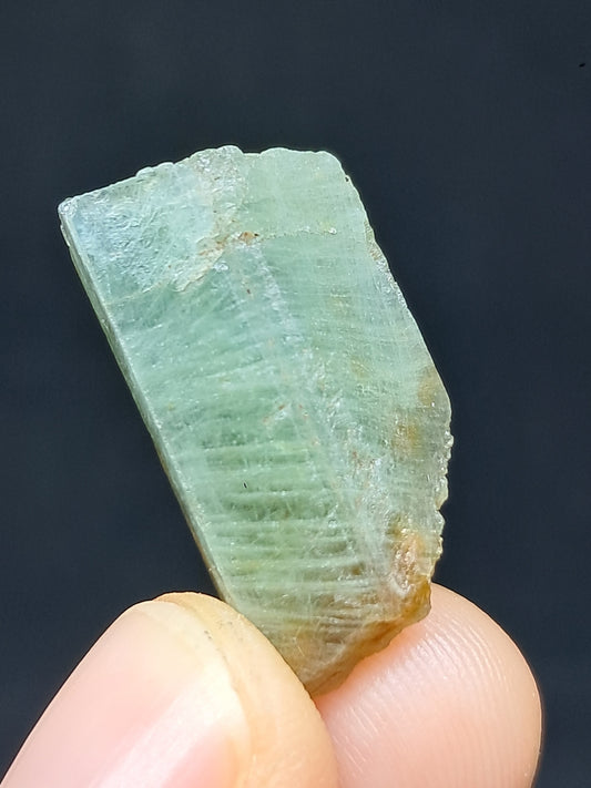 Aguamarina (Karur) Cristal hexagonal en bruto | Ejemplar mineral n.° AQM22
