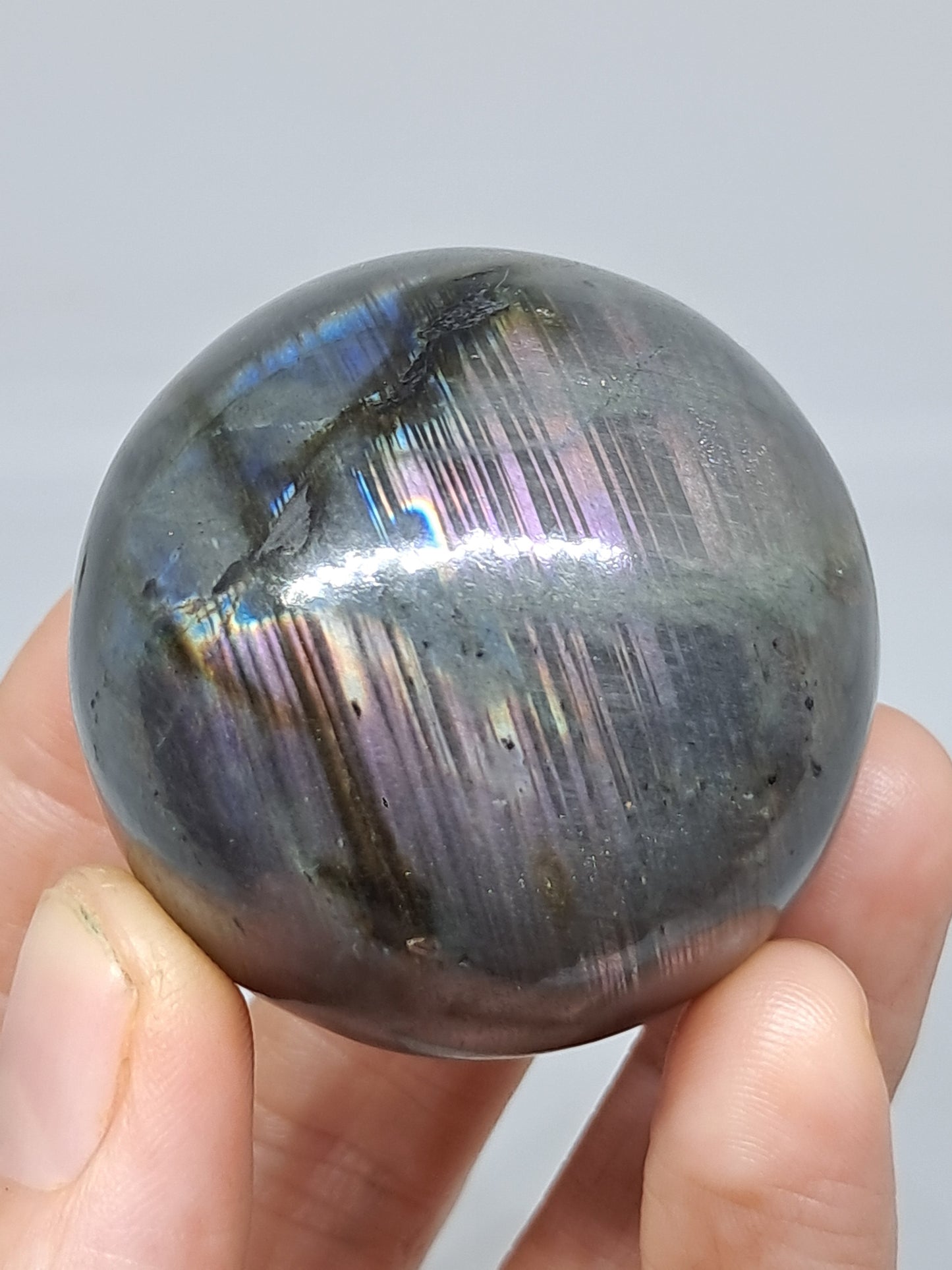 Esfera de labradorita (Madagascar) | Destellos rosas y morados | Piedra pulida #LB10