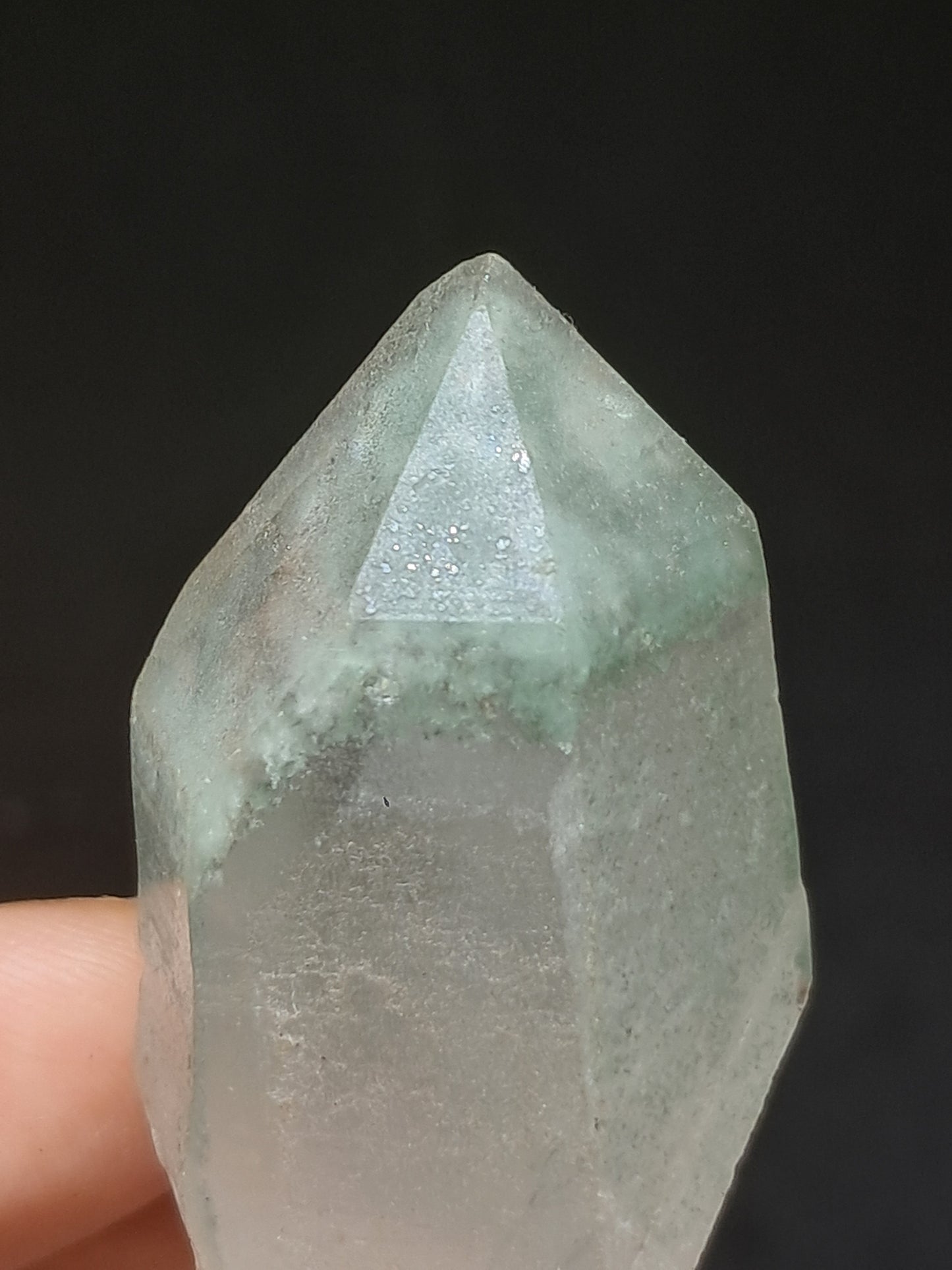 Punta Natural de Cuarzo Fantasma de Clorita (Kullu) | Cristal Chamánico de Jardín #CQ73