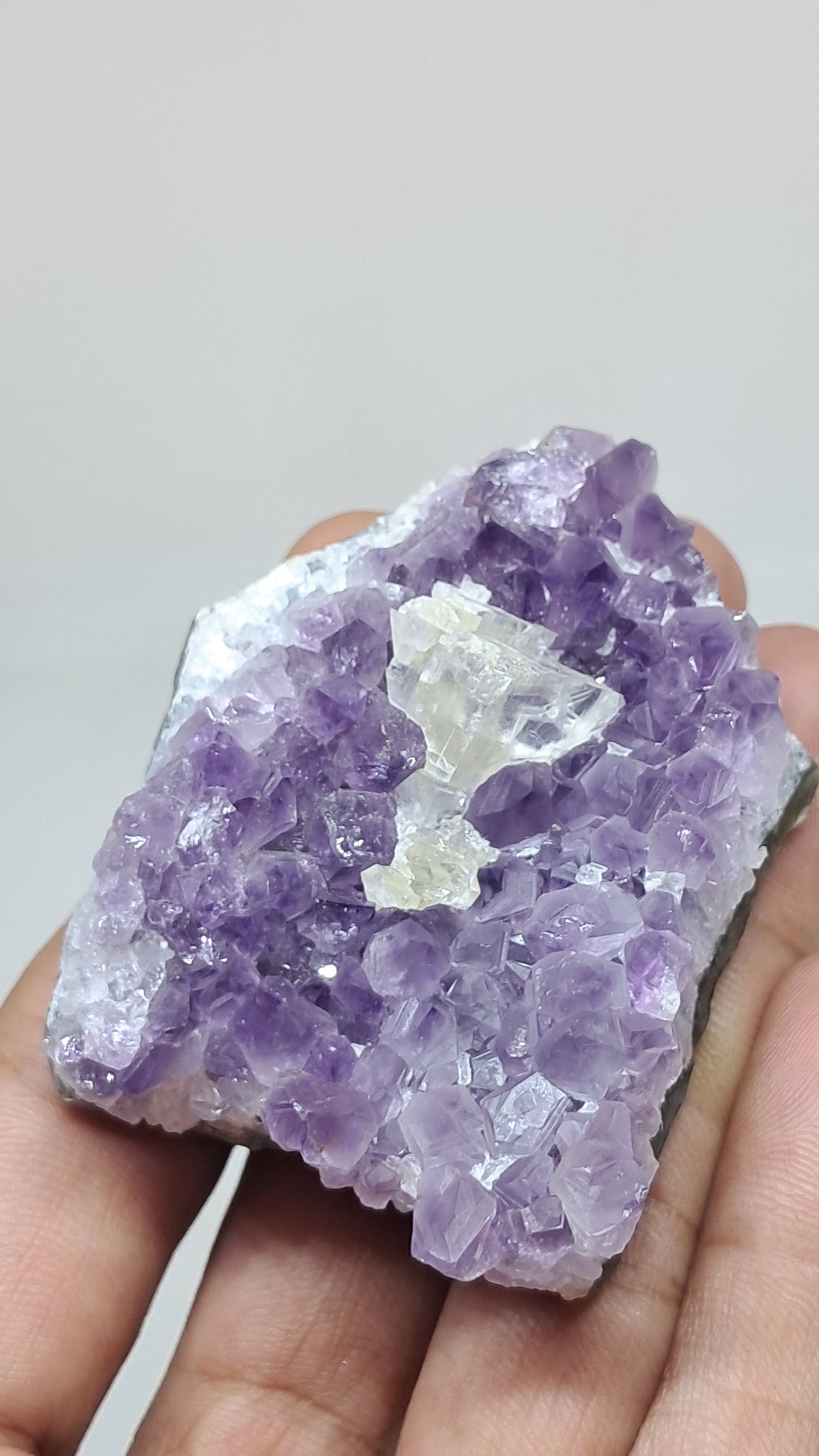 Amatista púrpura intenso con calcita reactiva a los rayos UV (Brasil) | Clúster natural | Muestra de mineral #AMB4