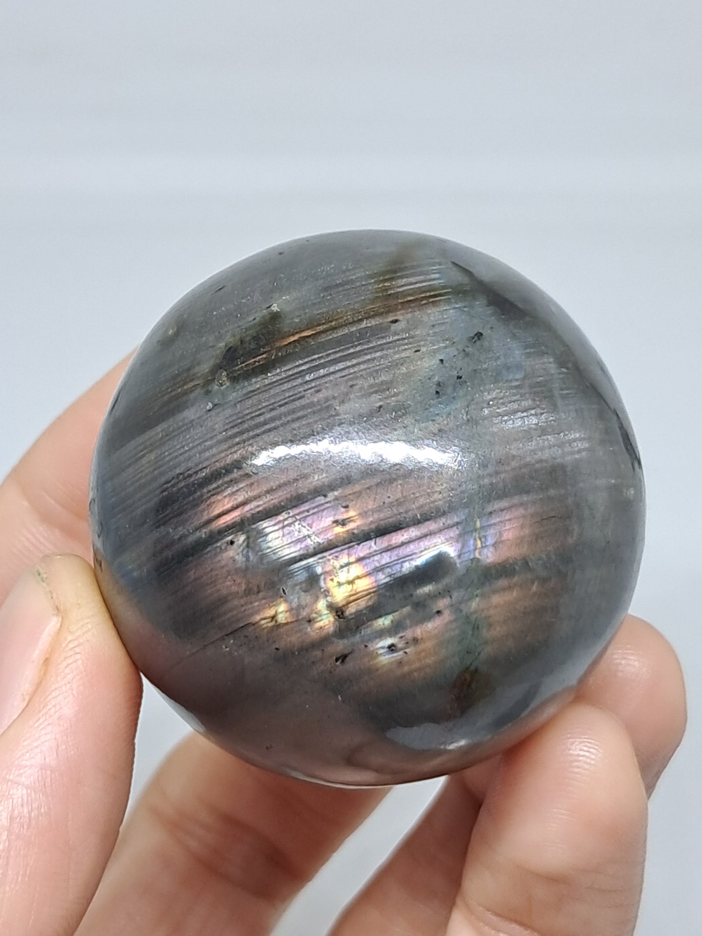 Esfera de labradorita (Madagascar) | Destellos rosas y morados | Piedra pulida #LB10