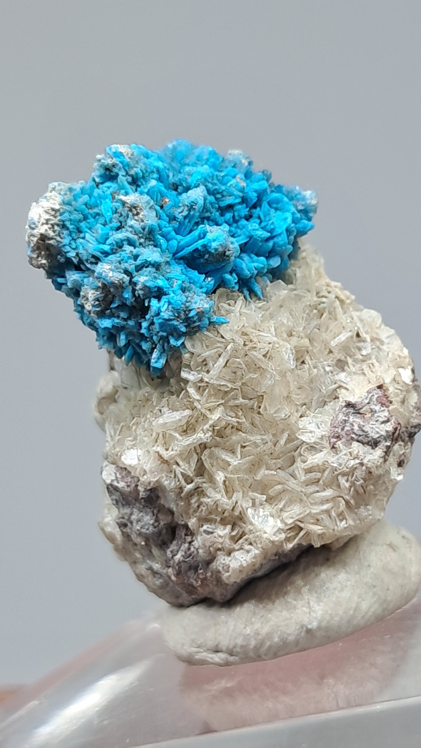 Pentagonita en matriz de Heulandita (Wagholi) Cristal en bruto | Piedra natural | Ejemplar de mineral raro #CV70
